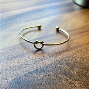 Elegant Gold Knot Bracelet